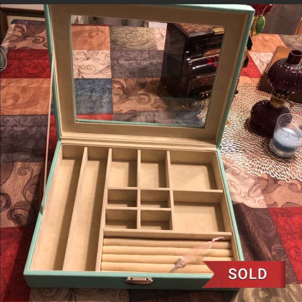 🔴SOLD🔴Glass top locking jewelry case